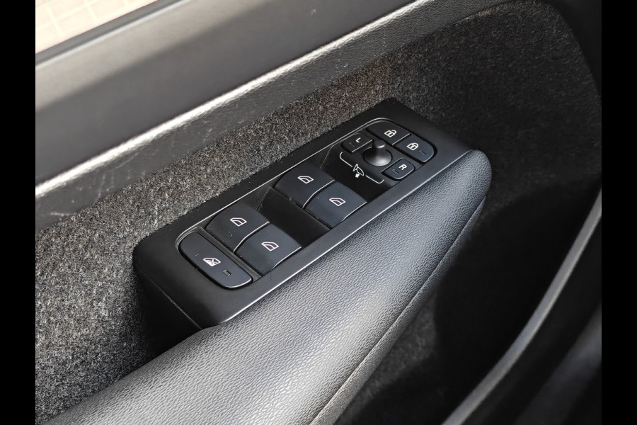 Volvo XC40 T4 211PK Recharge Inscription Expression | Trekhaak | Blis | Camera Achter | Stoel & Stuur verwarm. | 18''