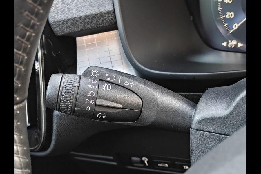 Volvo XC40 T4 211PK Recharge Inscription Expression | Trekhaak | Blis | Camera Achter | Stoel & Stuur verwarm. | 18''