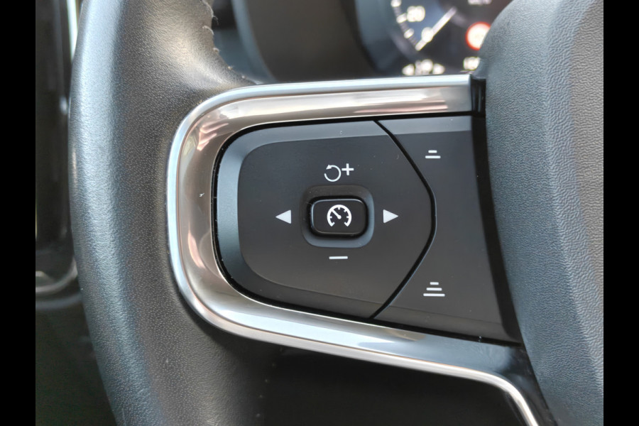 Volvo XC40 T4 211PK Recharge Inscription Expression | Trekhaak | Blis | Camera Achter | Stoel & Stuur verwarm. | 18''