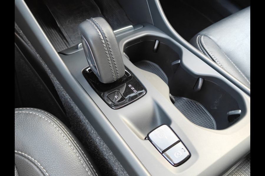 Volvo XC40 T4 211PK Recharge Inscription Expression | Trekhaak | Blis | Camera Achter | Stoel & Stuur verwarm. | 18''