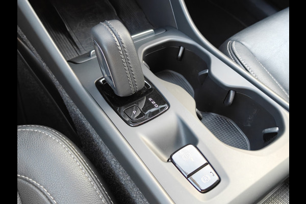 Volvo XC40 T4 211PK Recharge Inscription Expression | Trekhaak | Blis | Camera Achter | Stoel & Stuur verwarm. | 18''