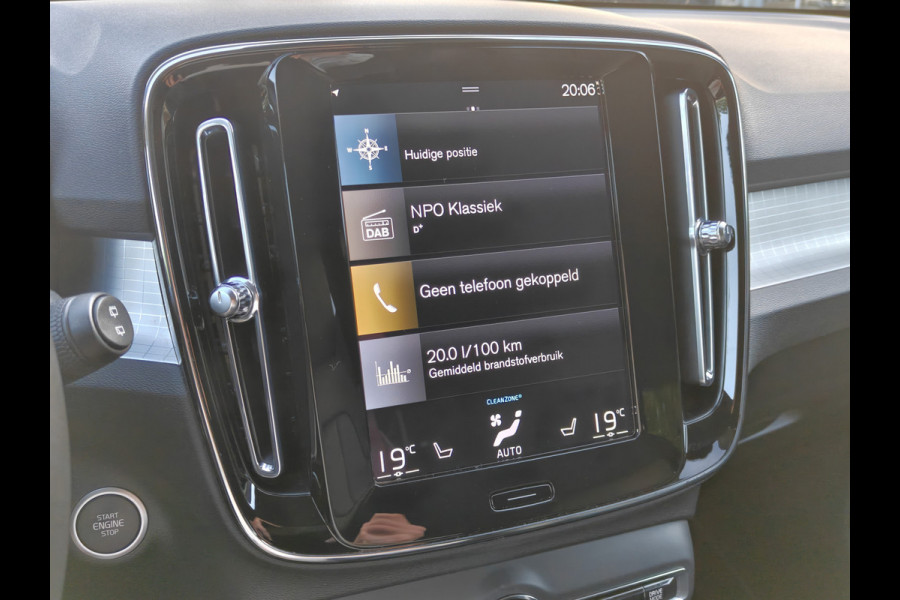 Volvo XC40 T4 211PK Recharge Inscription Expression | Trekhaak | Blis | Camera Achter | Stoel & Stuur verwarm. | 18''