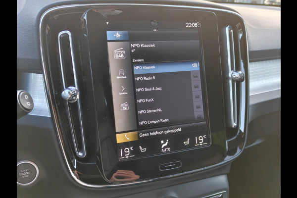 Volvo XC40 T4 211PK Recharge Inscription Expression | Trekhaak | Blis | Camera Achter | Stoel & Stuur verwarm. | 18''