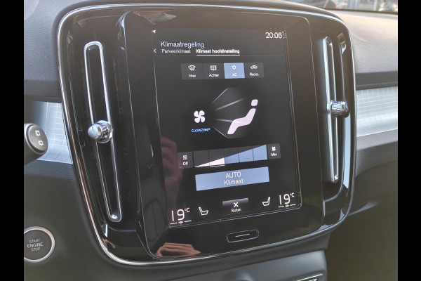 Volvo XC40 T4 211PK Recharge Inscription Expression | Trekhaak | Blis | Camera Achter | Stoel & Stuur verwarm. | 18''