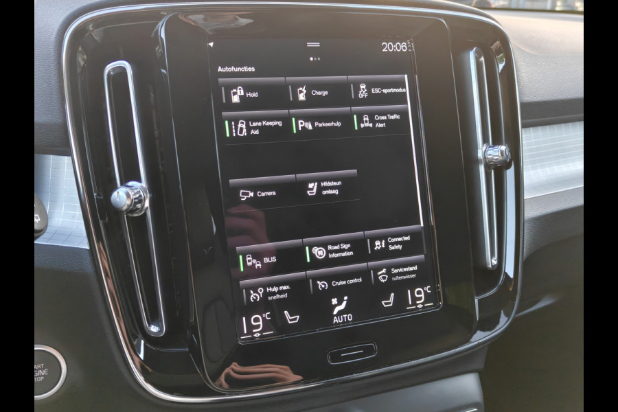 Volvo XC40 T4 211PK Recharge Inscription Expression | Trekhaak | Blis | Camera Achter | Stoel & Stuur verwarm. | 18''