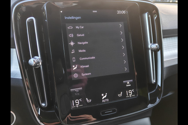 Volvo XC40 T4 211PK Recharge Inscription Expression | Trekhaak | Blis | Camera Achter | Stoel & Stuur verwarm. | 18''