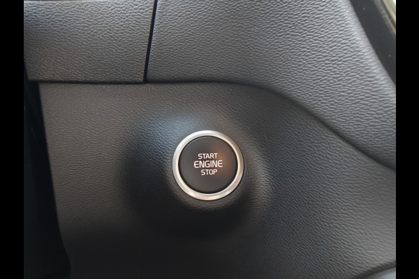 Volvo XC40 T4 211PK Recharge Inscription Expression | Trekhaak | Blis | Camera Achter | Stoel & Stuur verwarm. | 18''
