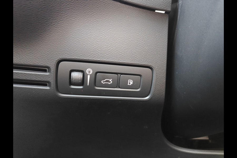Volvo XC40 T4 211PK Recharge Inscription Expression | Trekhaak | Blis | Camera Achter | Stoel & Stuur verwarm. | 18''