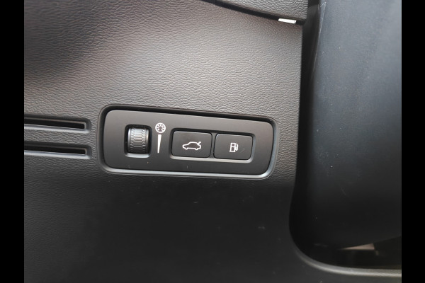 Volvo XC40 T4 211PK Recharge Inscription Expression | Trekhaak | Blis | Camera Achter | Stoel & Stuur verwarm. | 18''