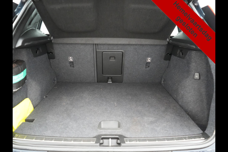 Volvo XC40 T4 Recharge Inscription 211pk PHEV Dealer O.H. | Trekhaak Af Fabriek | Adaptive Cruise | 360 Camera | Lederen Sportstoelen Memory & Verwarmd | Stuur Verwarmd | Apple Carplay | Keyless | Blis | Navigatie | DAB | Plug In Hybrid