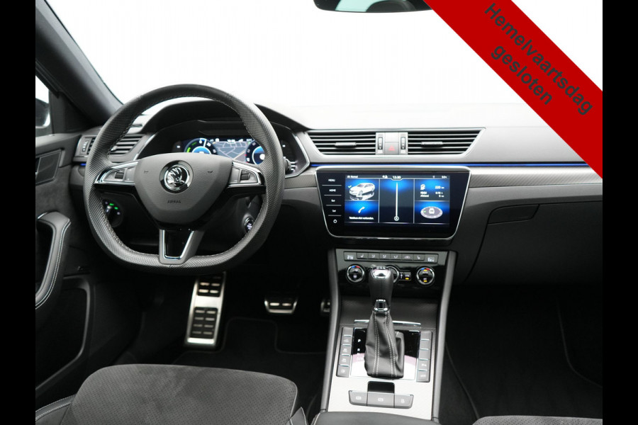 Škoda Superb Combi 1.4 TSI iV Sportline PHEV 218pk Dealer O.H | Panodak | Crystal LED | Camera | Alcantara Sportstoelen Memory & Verwarmd | Cruise Control | Sfeerverlichting | Apple Carplay | Keyless | Navigatie | Virtual | DAB | 19"L.M | Plug In Hybrid |