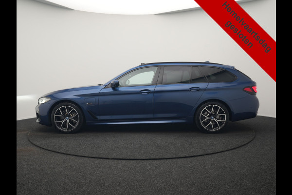 BMW 5 Serie Touring 530e M Sport PHEV 293pk Dealer O.H. | Panodak | Adaptive Cruise | 360 Camera | Harman / Kardon | Lederen Comfortzetels Memory & Verwarmd | Adaptive LED | Apple Carplay | Blis | Sfeerverlichting | Navigatie | DAB | Plug In Hybrid |