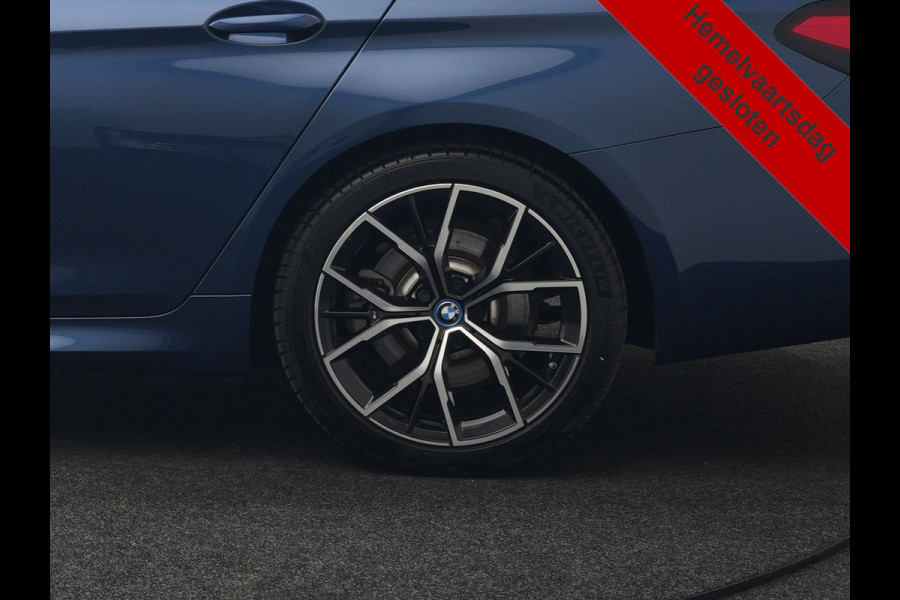 BMW 5 Serie Touring 530e M Sport PHEV 293pk Dealer O.H. | Panodak | Adaptive Cruise | 360 Camera | Harman / Kardon | Lederen Comfortzetels Memory & Verwarmd | Adaptive LED | Apple Carplay | Blis | Sfeerverlichting | Navigatie | DAB | Plug In Hybrid |
