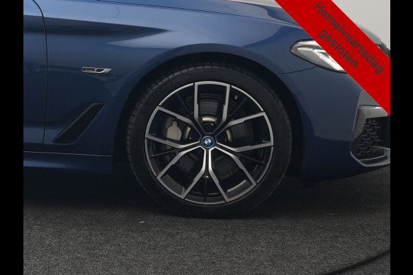 BMW 5 Serie Touring 530e M Sport PHEV 293pk Dealer O.H. | Panodak | Adaptive Cruise | 360 Camera | Harman / Kardon | Lederen Comfortzetels Memory & Verwarmd | Adaptive LED | Apple Carplay | Blis | Sfeerverlichting | Navigatie | DAB | Plug In Hybrid |