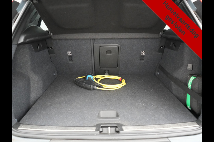 Volvo XC40 T4 Recharge R-Design PHEV 211pk Dealer O.H. | Panodak | Adaptive Cruise | Camera | Harman / Kardon | Alcantara Sportstoelen Memory & Verwarmd | Keyless | Blis | Stuur Verwarmd | Apple Carplay | 19"L.M | Plug In Hybrid |