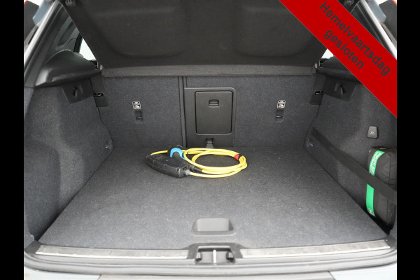 Volvo XC40 T4 Recharge R-Design PHEV 211pk Dealer O.H. | Panodak | Adaptive Cruise | Camera | Harman / Kardon | Alcantara Sportstoelen Memory & Verwarmd | Keyless | Blis | Stuur Verwarmd | Apple Carplay | 19"L.M | Plug In Hybrid |