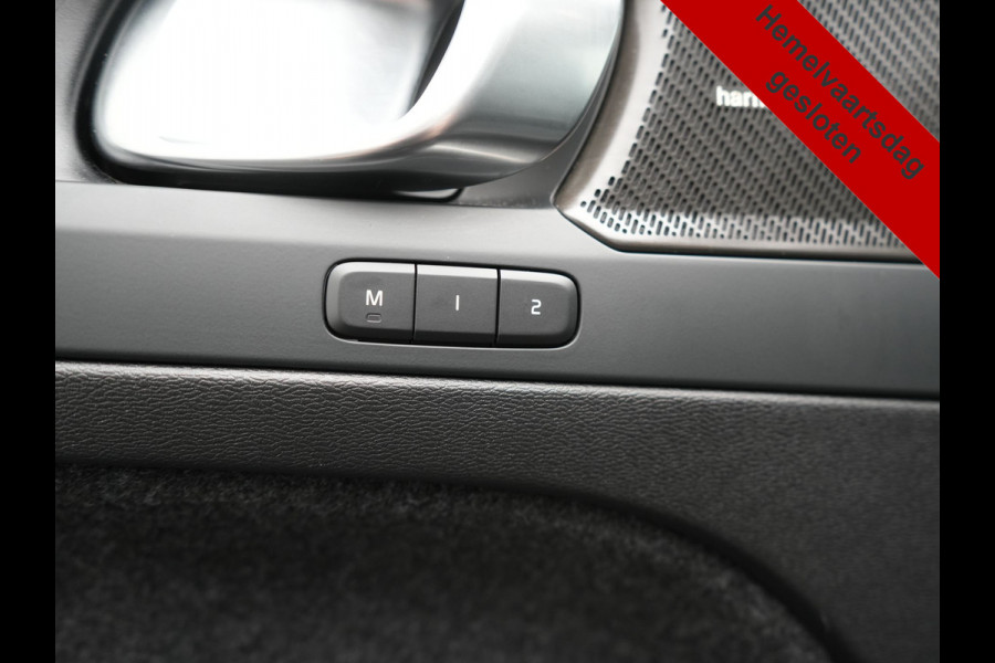 Volvo XC40 T5 Ultimate Dark PHEV 262pk Dealer O.H. | Trekhaak Af Fabriek | Panodak | 360 Camera | Harman & Kardon | Lederen Sportstoelen Memory & Verwarmd | Cruise Control | Apple Carplay | Navigatie | Stuur Verwarmd | Keyless | DAB |