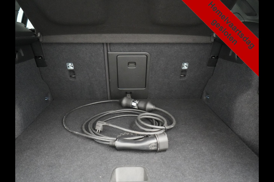 Volvo XC40 T5 Plus Bright PHEV 262pk Dealer O.H | Trekhaak Af Fabriek | Camera | Adaptive Cruise | Harman & Kardon | Lederen Sportstoelen Memory & Verwarmd | Keyless | Blis | Stuur Verwarmd | Navigatie | Virtual | 18"L.M | DAB |