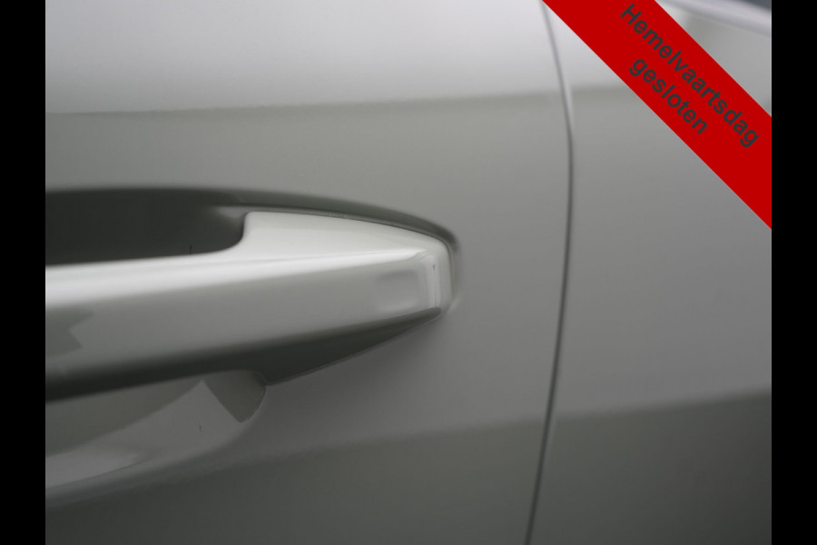 Volvo XC40 T5 Plus Bright Plug In Hybrid 262pk Dealer O.H | Trekhaak Af Fabriek | Camera | Harman / Kardon | Adaptive Cruise |  Alcantara Sportstoelen Memory & Verwarmd | Blis | Apple Carplay | Keyless | Pilot Assist | Stuur Verwarmd | Navigatie | Virtual | DAB+ | 19"L.M | PHEV |