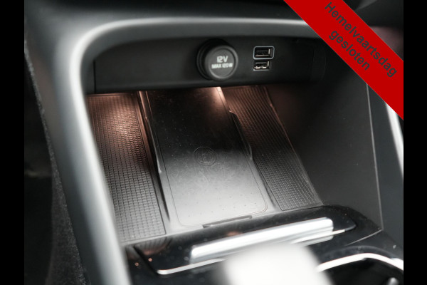 Volvo XC40 T5 Plus Bright Plug In Hybrid 262pk Dealer O.H | Trekhaak Af Fabriek | Camera | Harman / Kardon | Adaptive Cruise |  Alcantara Sportstoelen Memory & Verwarmd | Blis | Apple Carplay | Keyless | Pilot Assist | Stuur Verwarmd | Navigatie | Virtual | DAB+ | 19"L.M | PHEV |