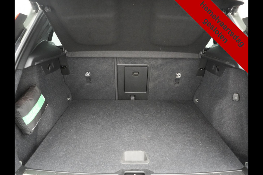 Volvo XC40 T5 Plus Bright Plug In Hybrid 262pk Dealer O.H | Trekhaak Af Fabriek | Camera | Harman / Kardon | Adaptive Cruise |  Alcantara Sportstoelen Memory & Verwarmd | Blis | Apple Carplay | Keyless | Pilot Assist | Stuur Verwarmd | Navigatie | Virtual | DAB+ | 19"L.M | PHEV |
