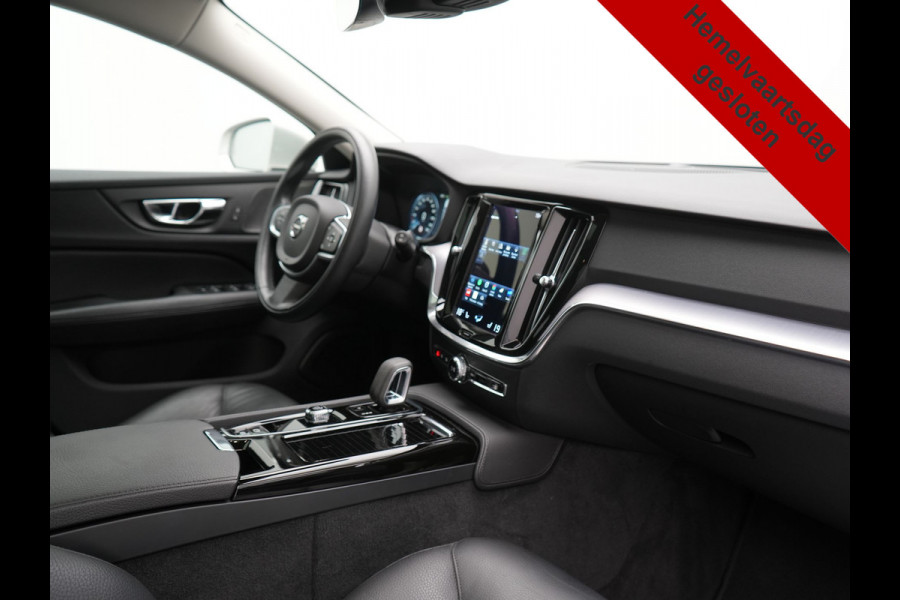 Volvo V60 T6 Recharge AWD Inscription PHEV Long Range 350pk Dealer O.H | Trekhaak Af Fabriek | Panodak | 360 Camera | Harman / Kardon | Lederen Sportstoelen & Stuur Verwarmd | Keyless | Apple Carplay | Virtual | Navigatie | DAB+ | 19"L.M | Plug In Hybrid |