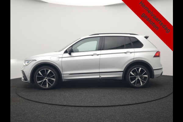 Volkswagen Tiguan 1.4 TSI eHybrid R-Line PHEV 245pk Dealer O.H | Trekhaak Af Fabriek | Adaptive Cruise | IQ Light | Adaptive Onderstel | Camera | Alcantara Sportstoelen & Stuur Verwarmd | Blis | Keyless | Sfeerverlichting | Virtual | Navigatie | DAB | 20"L.M | Plug In Hybrid |