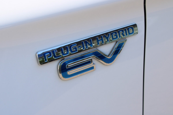 Mitsubishi Outlander 2.4 PHEV Intense+ | Trekhaak | Camera | Navigatie |