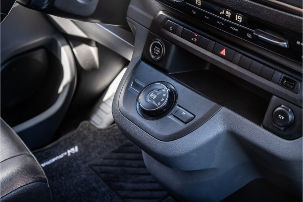 Peugeot Expert 2.0 BlueHDI L2 | Head-up | Dodehoekdetectie | CarPlay | Navigatie | Camera | Trekhaak | Climate control | Betimmering | Nieuwe APK | BPM Vrij | Euro 6 | Lang / L2H1