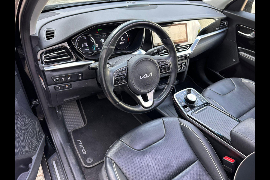 Kia e-Niro ExecutiveLine SKY 64 kWh | SOH: 95,6% | Schuifdak | 3 Fase | Warmtepomp | Leder | Adaptive CC | Climate |