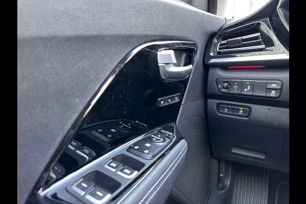 Kia e-Niro ExecutiveLine SKY 64 kWh | SOH: 95,6% | Schuifdak | 3 Fase | Warmtepomp | Leder | Adaptive CC | Climate |