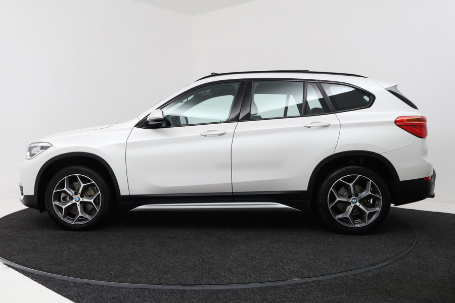 BMW X1 SDrive20i Orange Edition II (PANORAMADAK, STOELVERWARMING, CRUISE CONTROL, HUD-DISPLAY, DEALER ONDERHOUDEN)