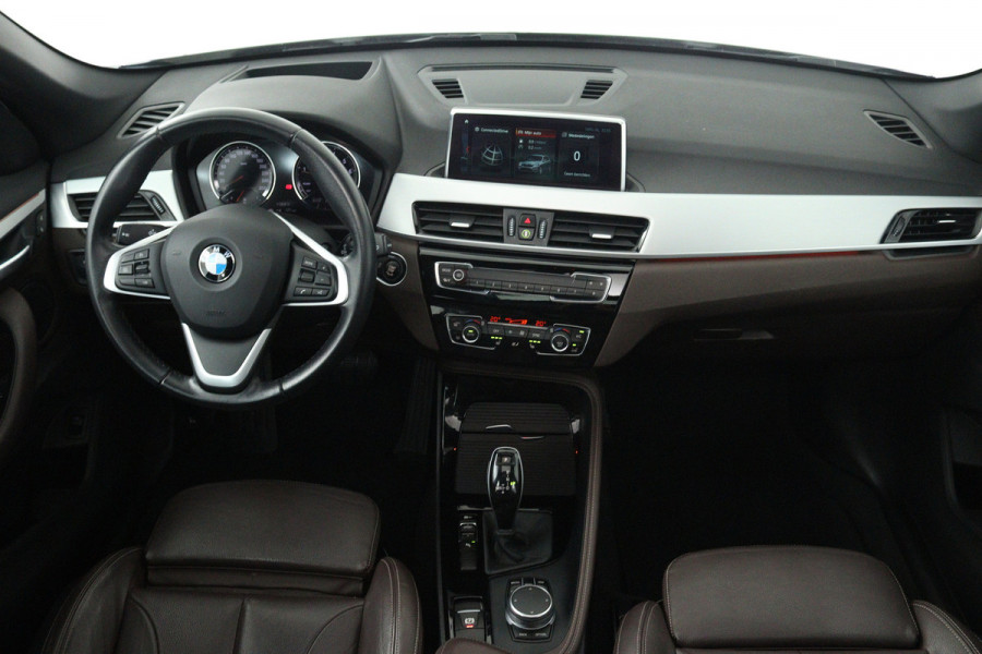 BMW X1 SDrive20i Orange Edition II (PANORAMADAK, STOELVERWARMING, CRUISE CONTROL, HUD-DISPLAY, DEALER ONDERHOUDEN)