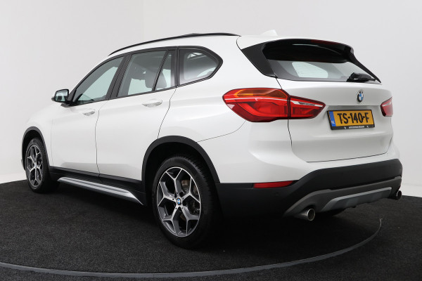 BMW X1 SDrive20i Orange Edition II (PANORAMADAK, STOELVERWARMING, CRUISE CONTROL, HUD-DISPLAY, DEALER ONDERHOUDEN)