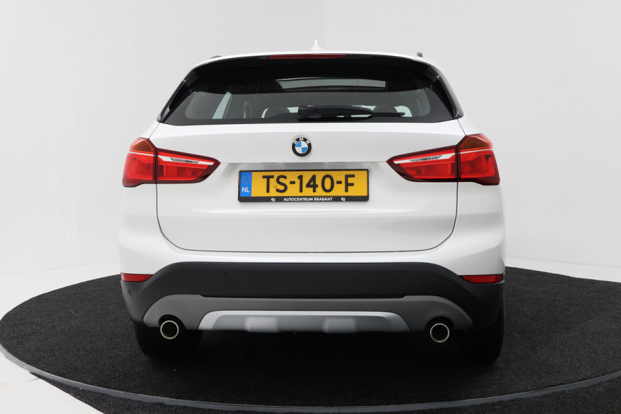 BMW X1 SDrive20i Orange Edition II (PANORAMADAK, STOELVERWARMING, CRUISE CONTROL, HUD-DISPLAY, DEALER ONDERHOUDEN)