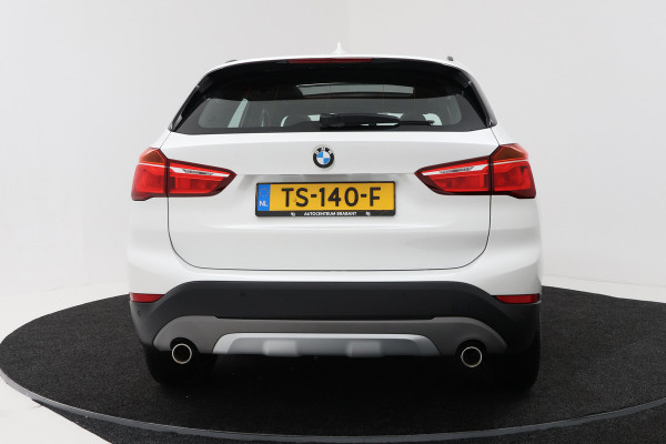 BMW X1 SDrive20i Orange Edition II (PANORAMADAK, STOELVERWARMING, CRUISE CONTROL, HUD-DISPLAY, DEALER ONDERHOUDEN)