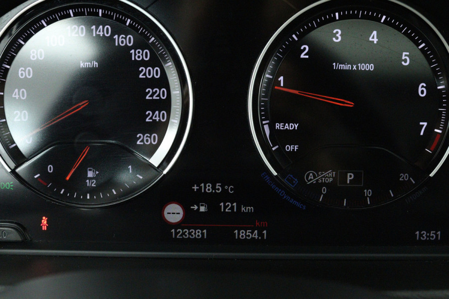 BMW X1 SDrive20i Orange Edition II (PANORAMADAK, STOELVERWARMING, CRUISE CONTROL, HUD-DISPLAY, DEALER ONDERHOUDEN)