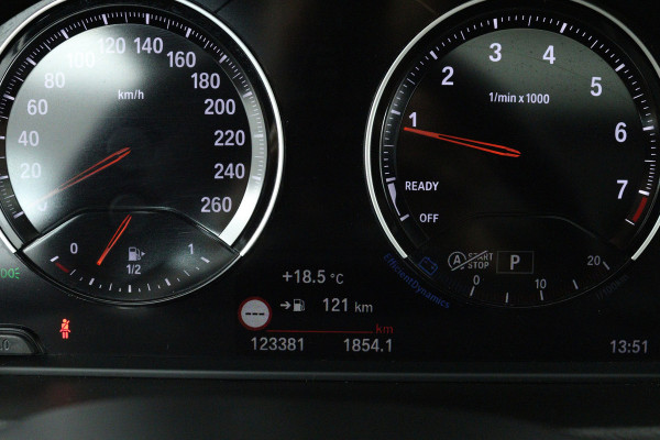 BMW X1 SDrive20i Orange Edition II (PANORAMADAK, STOELVERWARMING, CRUISE CONTROL, HUD-DISPLAY, DEALER ONDERHOUDEN)
