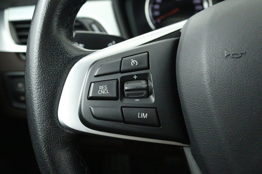 BMW X1 SDrive20i Orange Edition II (PANORAMADAK, STOELVERWARMING, CRUISE CONTROL, HUD-DISPLAY, DEALER ONDERHOUDEN)