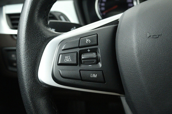 BMW X1 SDrive20i Orange Edition II (PANORAMADAK, STOELVERWARMING, CRUISE CONTROL, HUD-DISPLAY, DEALER ONDERHOUDEN)