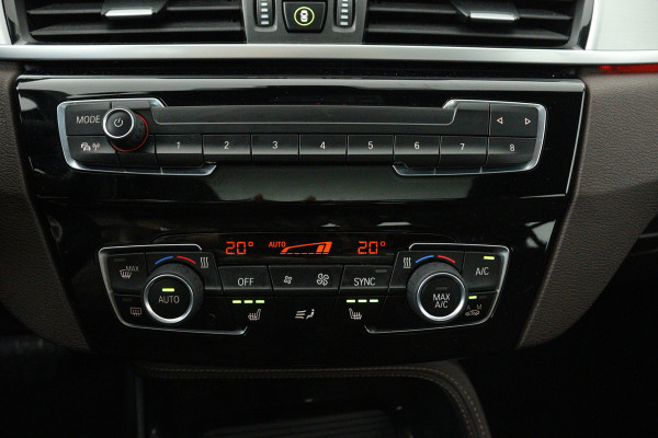 BMW X1 SDrive20i Orange Edition II (PANORAMADAK, STOELVERWARMING, CRUISE CONTROL, HUD-DISPLAY, DEALER ONDERHOUDEN)