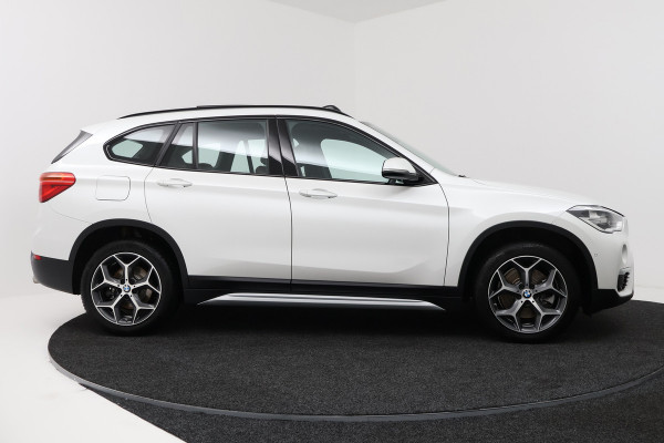 BMW X1 SDrive20i Orange Edition II (PANORAMADAK, STOELVERWARMING, CRUISE CONTROL, HUD-DISPLAY, DEALER ONDERHOUDEN)