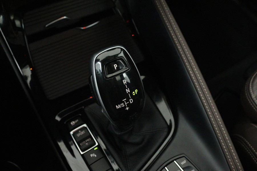 BMW X1 SDrive20i Orange Edition II (PANORAMADAK, STOELVERWARMING, CRUISE CONTROL, HUD-DISPLAY, DEALER ONDERHOUDEN)