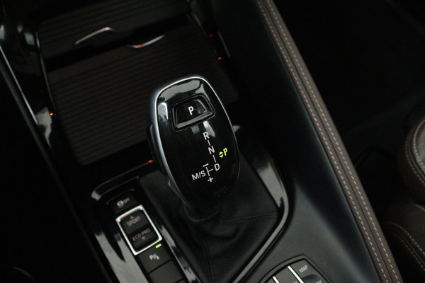 BMW X1 SDrive20i Orange Edition II (PANORAMADAK, STOELVERWARMING, CRUISE CONTROL, HUD-DISPLAY, DEALER ONDERHOUDEN)