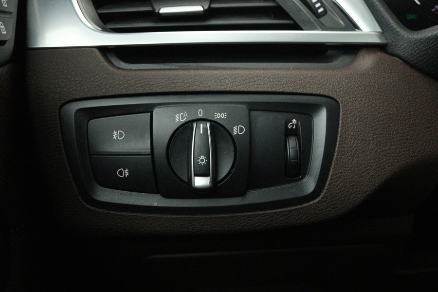 BMW X1 SDrive20i Orange Edition II (PANORAMADAK, STOELVERWARMING, CRUISE CONTROL, HUD-DISPLAY, DEALER ONDERHOUDEN)