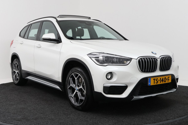 BMW X1 SDrive20i Orange Edition II (PANORAMADAK, STOELVERWARMING, CRUISE CONTROL, HUD-DISPLAY, DEALER ONDERHOUDEN)