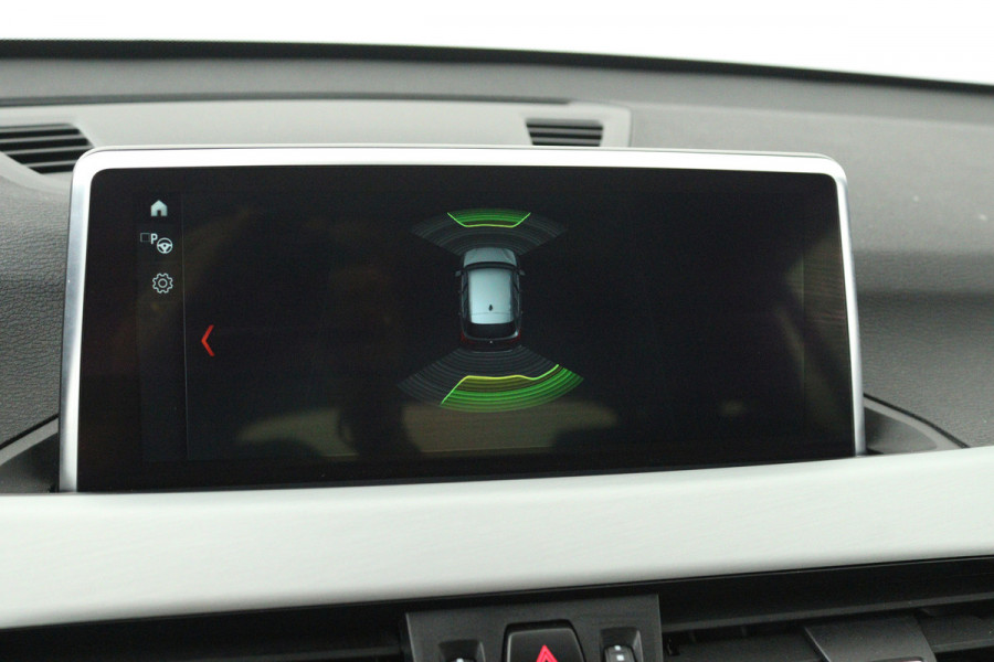 BMW X1 SDrive20i Orange Edition II (PANORAMADAK, STOELVERWARMING, CRUISE CONTROL, HUD-DISPLAY, DEALER ONDERHOUDEN)