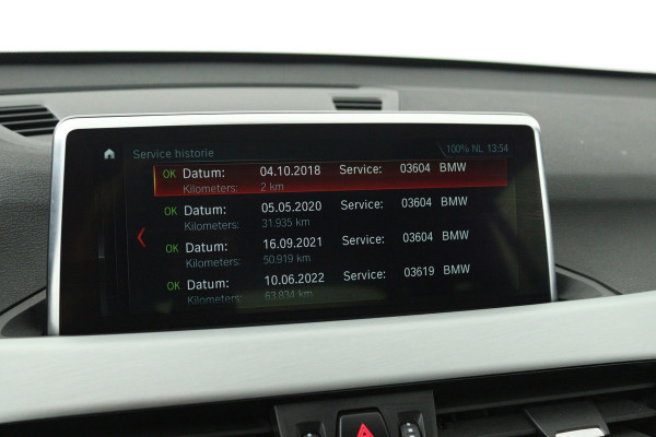 BMW X1 SDrive20i Orange Edition II (PANORAMADAK, STOELVERWARMING, CRUISE CONTROL, HUD-DISPLAY, DEALER ONDERHOUDEN)