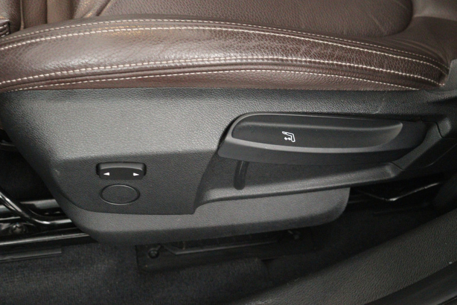 BMW X1 SDrive20i Orange Edition II (PANORAMADAK, STOELVERWARMING, CRUISE CONTROL, HUD-DISPLAY, DEALER ONDERHOUDEN)