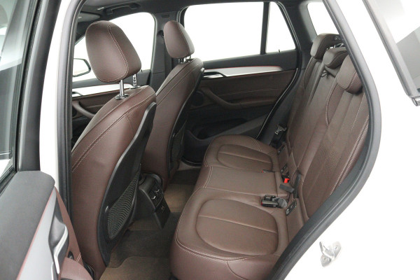 BMW X1 SDrive20i Orange Edition II (PANORAMADAK, STOELVERWARMING, CRUISE CONTROL, HUD-DISPLAY, DEALER ONDERHOUDEN)